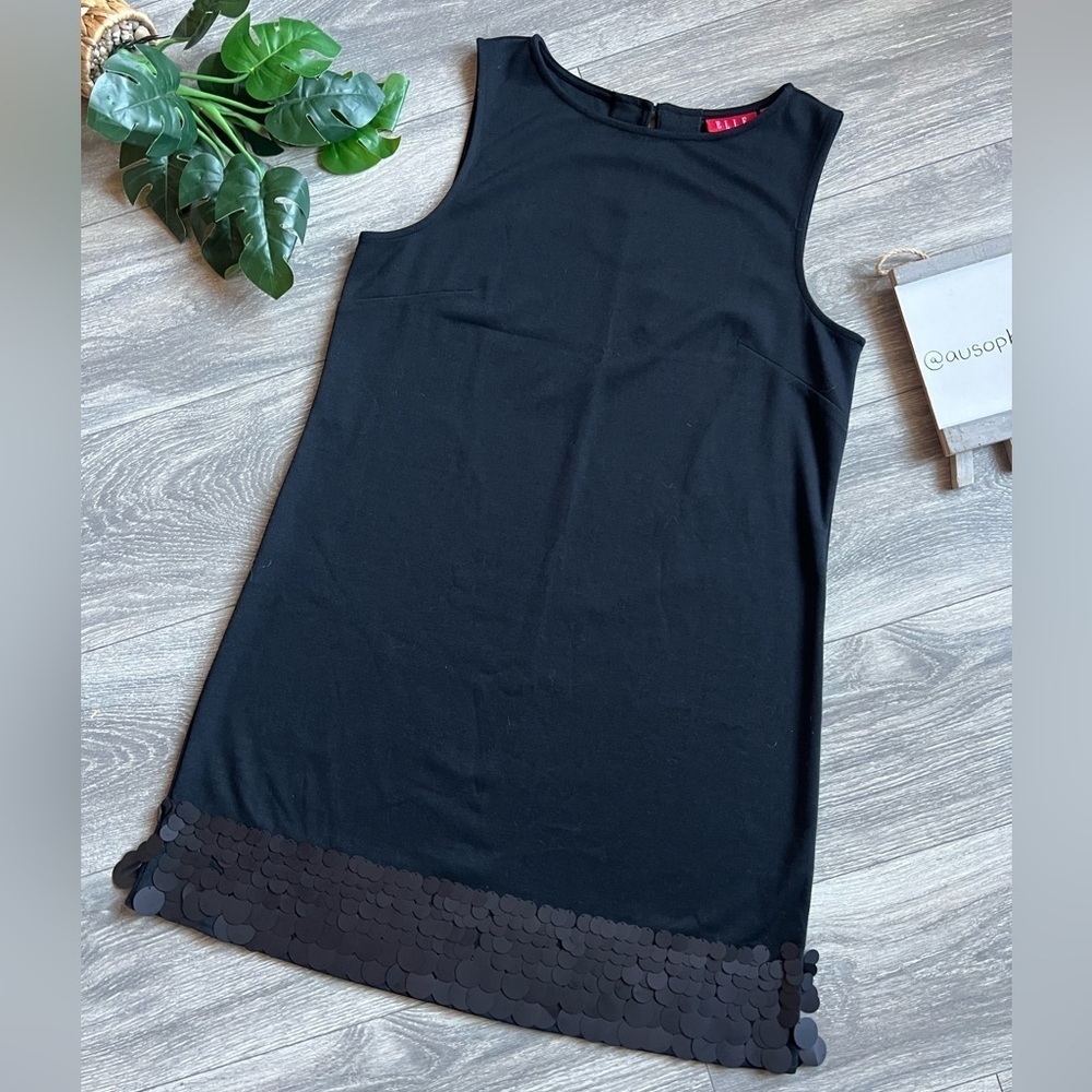 Elle sequin hem sleeveless shift little black mini dress in black. Size M